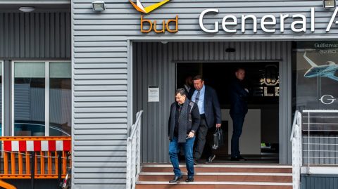 Fotó készült a Mészáros-Várkonyi házaspárról, ahogy kiszállnak a 22 milliárdos magángépből