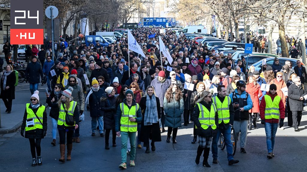 Ujjongással és nagy tapssal ért véget a tüntetés