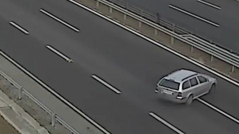 Videón, ahogy megfordul a pályán egy autó, és megindul a forgalommal szemben