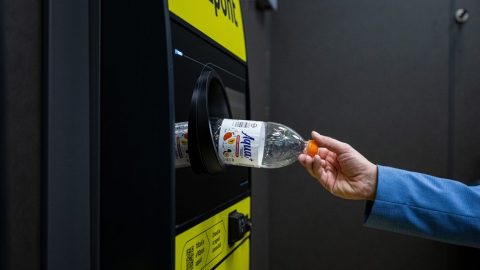 Hamis címkékkel verték át a MOHU automatákat, vádat emeltek ellenük