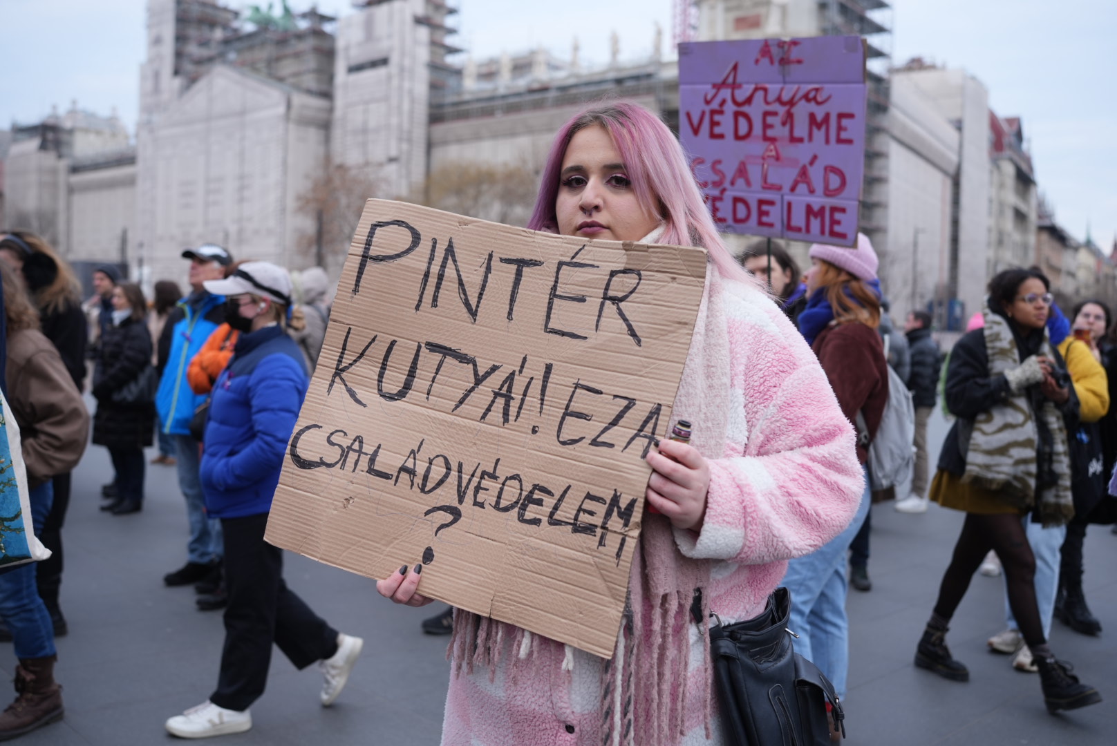 „Amíg nincs változás, a következő áldozat már most veszélyben van” – a Kossuth térre vonultak a japán nő meggyilkolása miatt tüntetők 5