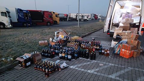 Meg akarta kenni a pénzügyőröket egy bútorszállító, aki több száz liter alkoholt rejtett a rakománya közé