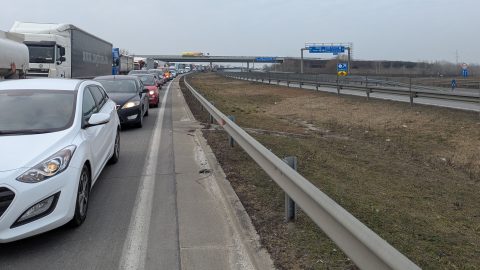 Érkezik az izraeli elnök, az M0-áson már 7 kilométeres a dugó