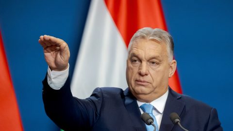 Orbán Viktor emelné a tétet, leszámolna bírálóival