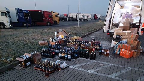 Beismerte a több száz liter alkohollal lebukó sofőr, hogy ötven euróval akarta megkenni a pénzügyőröket