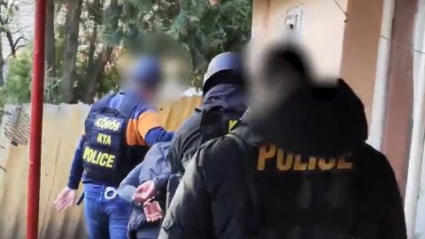 Hazaugrott a börtön elől bujkáló drogkereskedő, körbevették a házát a kommandósok