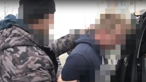 TEK-esek csaptak le egy fegyvereket tartó férfire