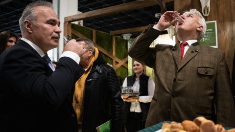 Semjén Zsolt lehúz egy felest, aztán céloz – képeken a vadászati kiállítás