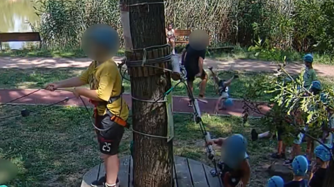 A védője szerint nem szándékosan rúgta fel a kisfiút a volt karateedző a szolnoki kalandparkban