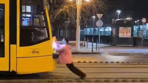 Tagadja bűnösségét a férfi, aki percekig próbálta eltolni a villamost a Nyugatinál