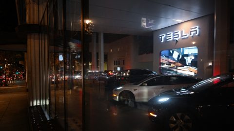 Rájár a rúd a Teslára: kiderült, egy márkakereskedésük nyolc éve működik illegálisan