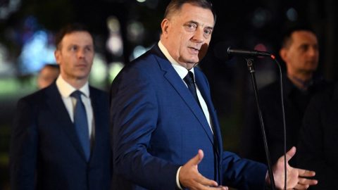 Bosznia háromtagú elnöksége sürgősen újabb nemzetközi katonák erősítését kéri