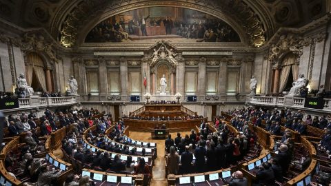 Elbukta a bizalmi szavazást a pénzügyeivel hírbe hozott portugál miniszterelnök