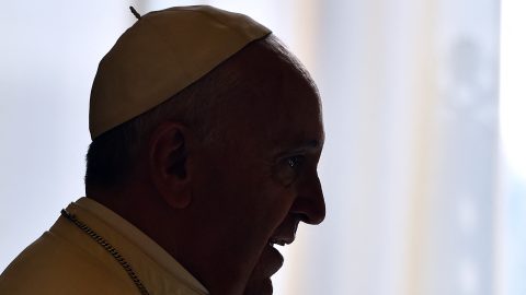 Először lép a nyilvánosság elé Ferenc pápa a kórházba kerülése óta