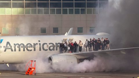 Landolás után kigyulladt az American Airlines gépe a denveri repülőtéren