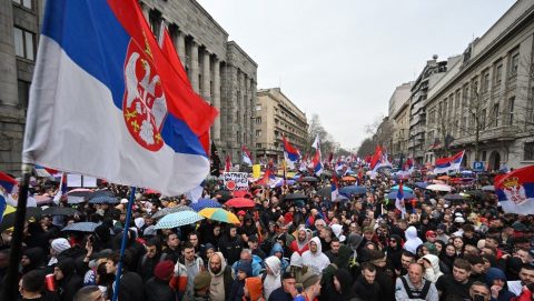 Gumibottal verték a rendőrök a tüntetőket Újvidéken