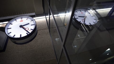 Vasárnap óraátállítás: előre vagy hátra tekerünk?