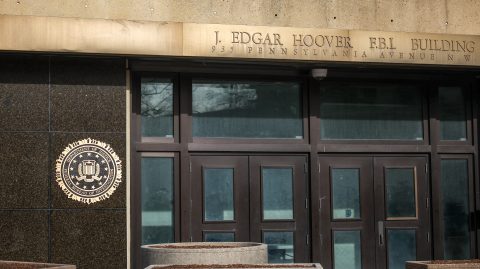 Az FBI egy román középiskolás kiadatását kérte, aki 450 brit és amerikai iskolába küldött bombafenyegetést
