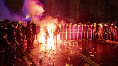 Könnygázzal oszlatták a tömeget Isztambulban, tízezrek vonultak utcára Törökországban
