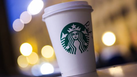 Nem volt rögzítve rendesen a fedél, majdnem 20 milliárd forintnyi kártérítést kell fizetnie a Starbucksnak