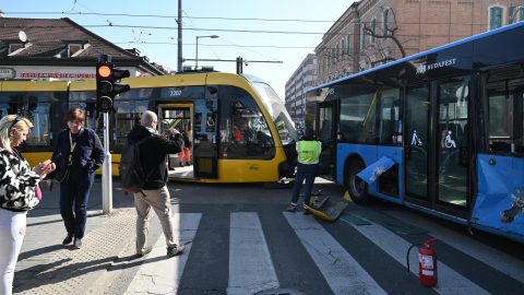 Videón a Kolosy téri baleset, amelyben villamos és busz ütközött 