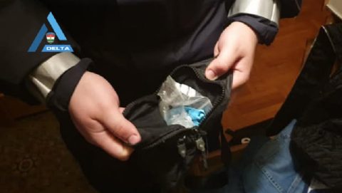 Mentővel vittek el egy gyereket az egyik gödöllői iskolából, miután rosszul lett a drogtól