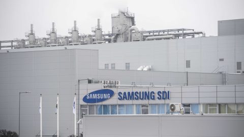 A Samsung szerint nem mérgező anyag, hanem grafitpor színezte el a gödi akkugyár tetejét