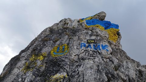 Összegraffitizték a Tündér-szikla csúcsát