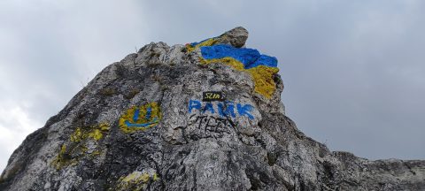 Ukrán nemzeti színűre graffitizték a Tündér-sziklát