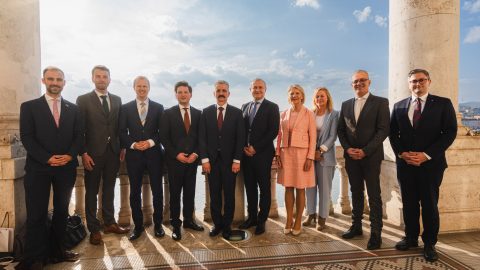 Holland parlamenti delegáció jött Magyarországra, a jogállamiságot vizsgálják