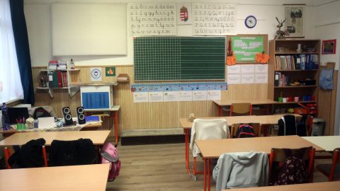 Pénzt kérnek a diákoktól, hogy eltegyék az elvett mobiljaikat