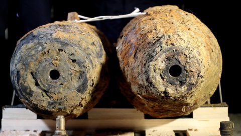Világháborús bombákkal rögzítették a kerítést Hevesben