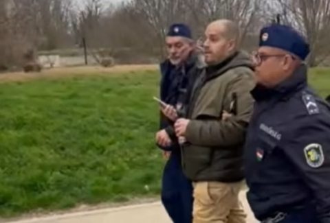 Elvitték a rendőrök Bede Zsoltot Magyar Péterék etyeki rendezvényéről