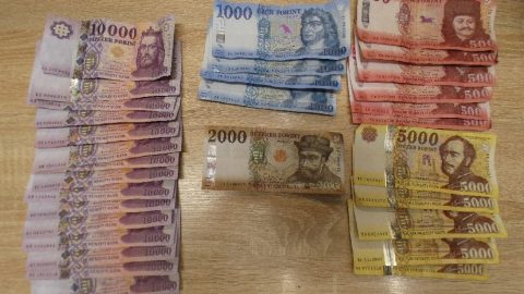 Megszámolta egy nő a fizetését a Nyugatiban, Ceglédig követték és kirabolták