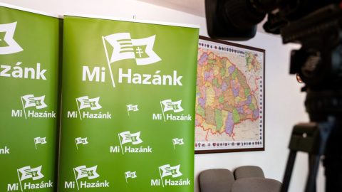 Kutyaürülékkel öntötték tele a Mi Hazánk képviselőjének autóját