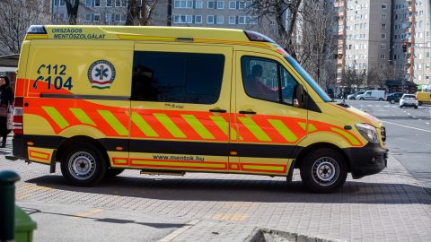 Rátekeredett a köldökzsínor egy mentőautóban megszületett kisfiú nyakára