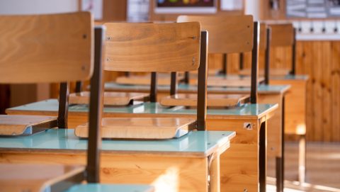 Fontos változás az iskolákban: júliustól már csak gerincvédő iskolai székeket lehet beszerezni