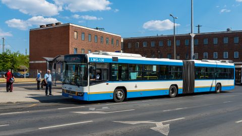 Leszállt az anya a buszról, a babakocsira rácsukta a sofőr az ajtót és három gyerekkel elhajtott
