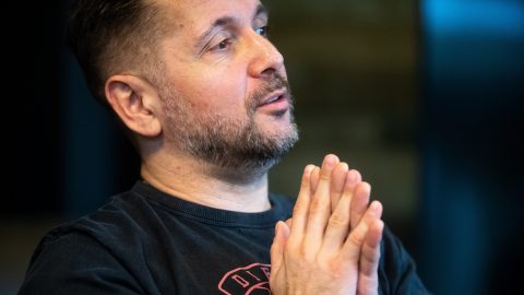 „A kurva anyját, minden Fidesz!” – Majka beszúrt egy sort a Csurran, cseppen dalába pénteki koncertjén