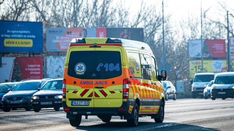 Magyarországi Mentődolgozók Szövetsége: Az Országos Mentőszolgálat nem tud a mentődolgozóknak biztosítani a meleg ebédhez asztalt, széket, tányért, kanalat, villát