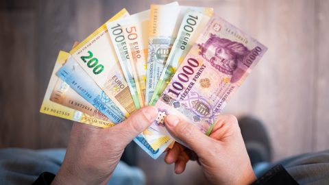 Irreális hozamot ígért tőzsdei befektetésekre egy magánszemély, ráadásul engedély nélkül