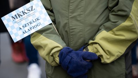 Elegük van a közszolgálati dolgozóknak: sztrájkot hirdettek