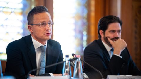 A kormány álhírnek nevezte, hogy ügynökségéhez is gurultak dollárok