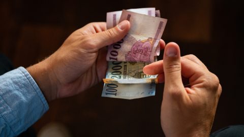 Az emberek fele 374 ezer forintnál kevesebbet vitt haza januárban átlagban