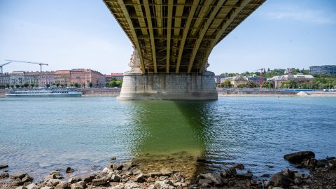 Dunába ugrott egy fiatal nő a Margit hídról