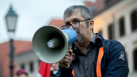 Hadházy Ákos is beszállt Magyar Péter és Menczer Tamás csörtéjébe