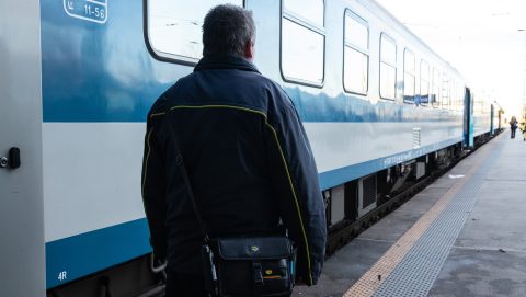 Karlendítő kalauz miatt indít vizsgálatot a MÁV