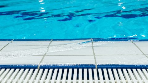 Újra kellett éleszteni egy idős nőt egy budapesti uszodában
