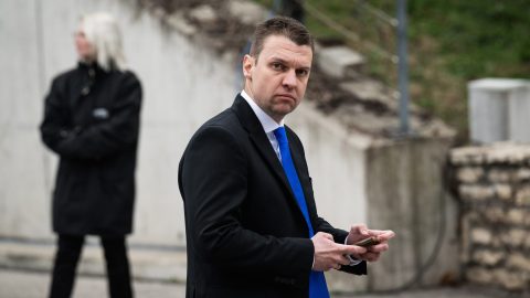 Menczer Tamás veszélyességi pótlékot kért Magyar Péter miatt
