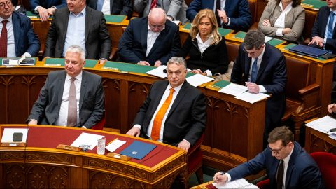 Megkérdezték Orbántól a parlamentben, hogy átadja-e a hatalmat, ha jövőre veszít